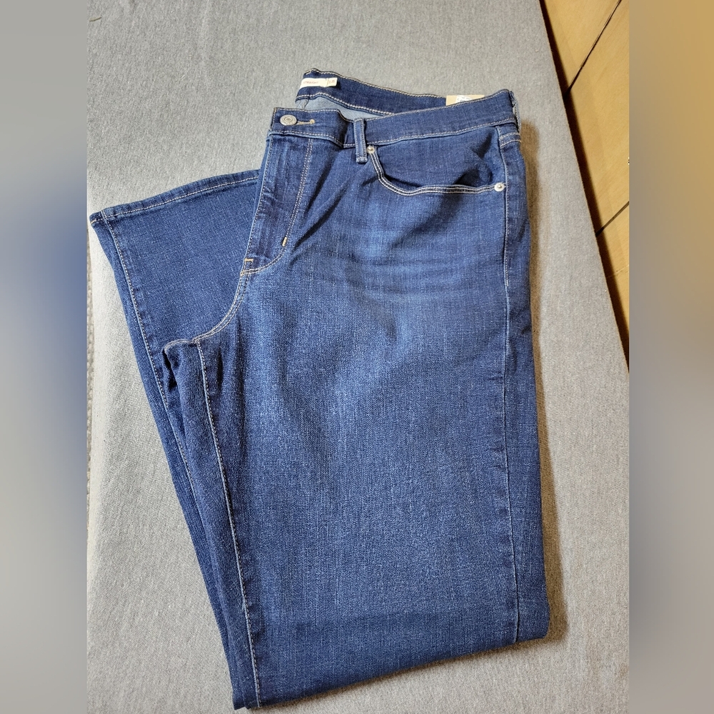 Levis Women's Classic Straight Jeans